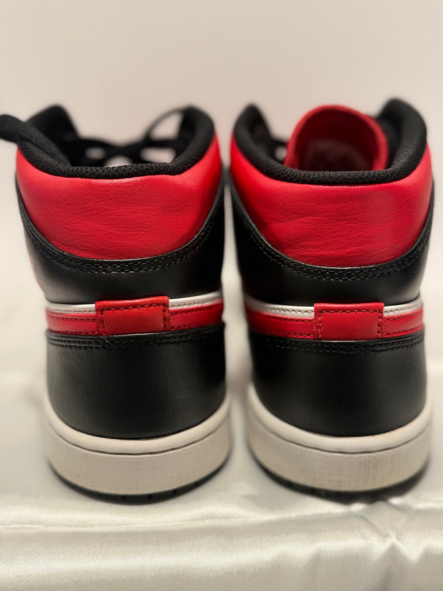 Jordan 1 Mid ‘Bred Toe’