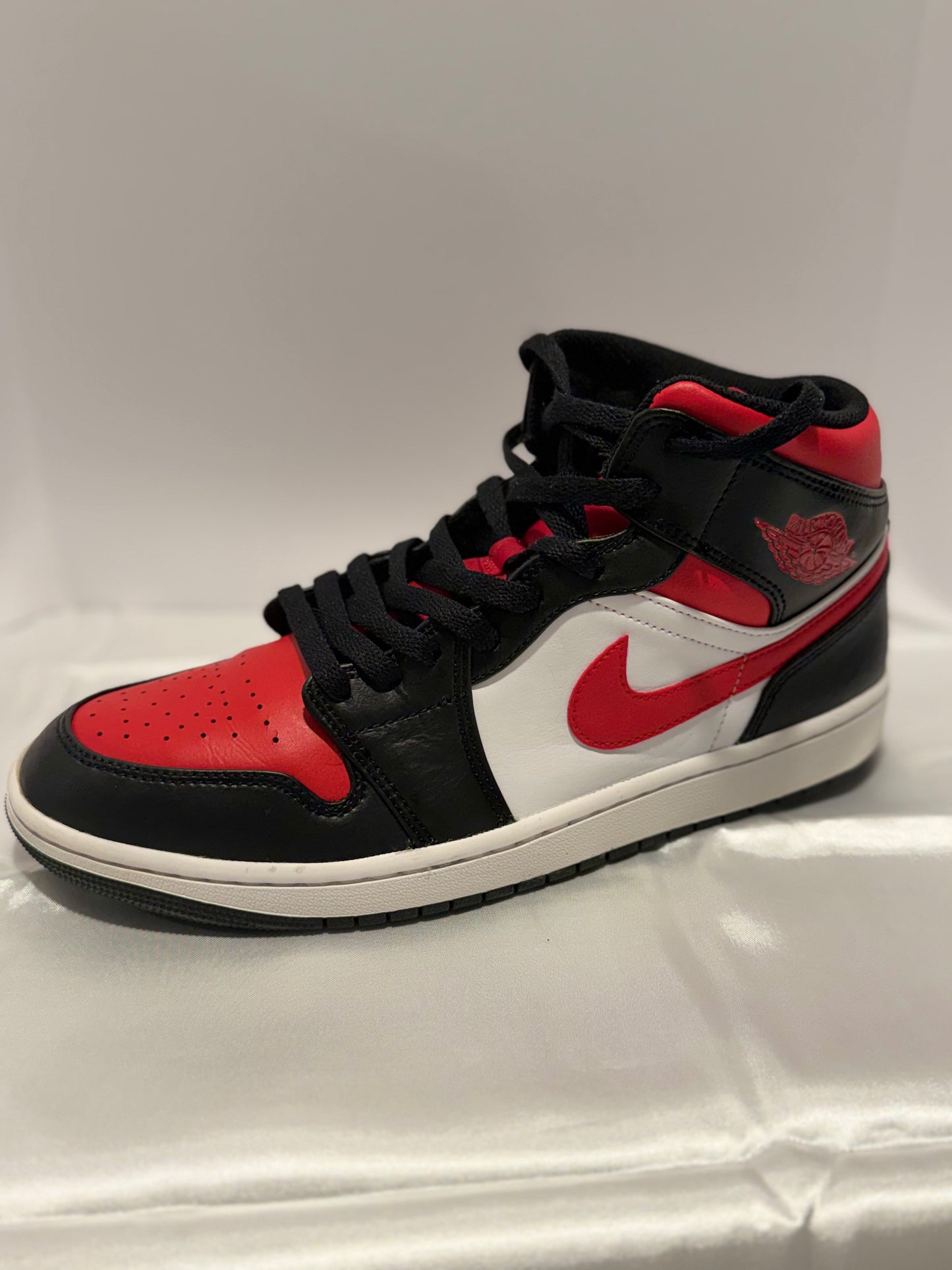 Jordan 1 Mid ‘Bred Toe’